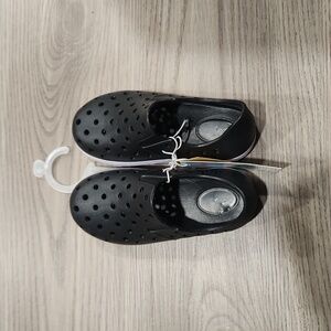 Cat and Jack Black Water Shoes Size 8